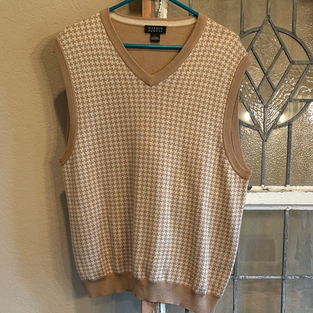 Harold's V-Neck Houndstooth Sweater Vest - Tan and Cream